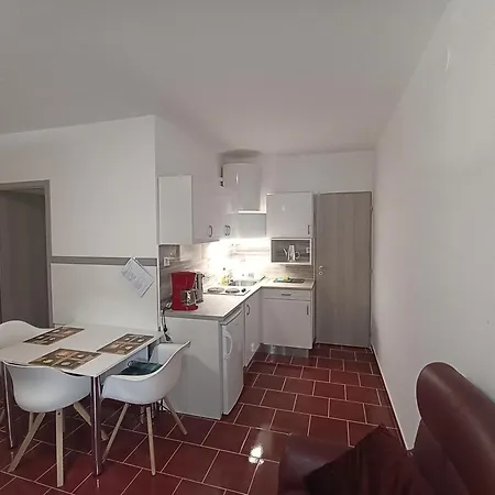 Mali Apartmanhaz Zamardi
